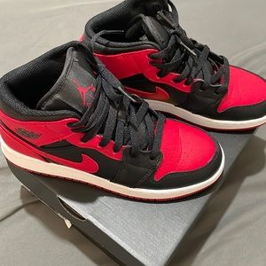 Air Jordan 1 MID- gradeschool